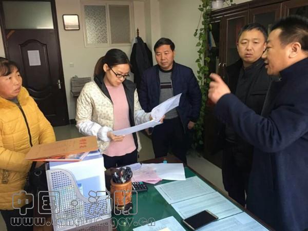 往诊贫困人口事迹_贫困山区的孩子图片(2)